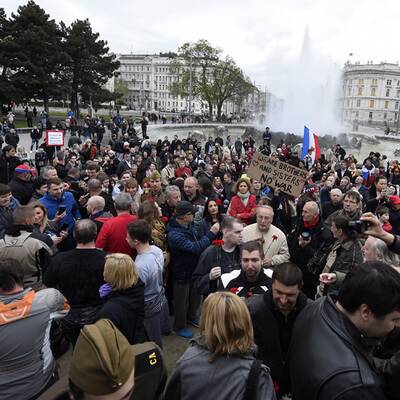 Nachtwölfe legen Kranz in Wien nieder