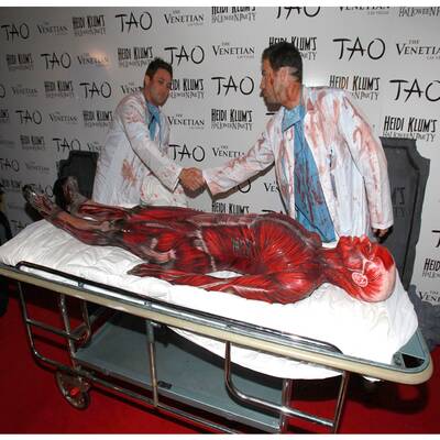 Heidi mit blutigem Kostüm 