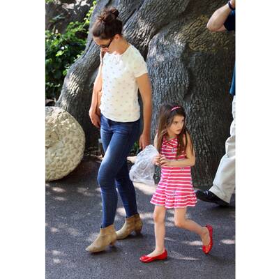 Katie Holmes liebt ihre beigen Ankle-Boots