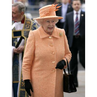 Queen Elisabeth mit ihrem Wegbegleiter: Der Launer-Handtasche