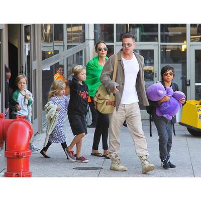 Angelina Jolie & Brad Pitt mit ihren Kindern am Flughafen