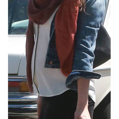 Schwangere Mila Kunis erledigt Einkäufe