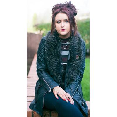 Dieses Mädchen weint Blut