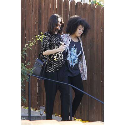 Anne Hathaway versteckt Babybauch