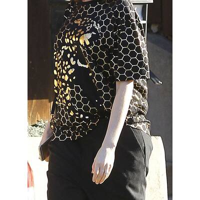 Anne Hathaway versteckt Babybauch