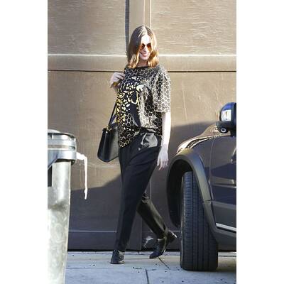 Anne Hathaway versteckt Babybauch