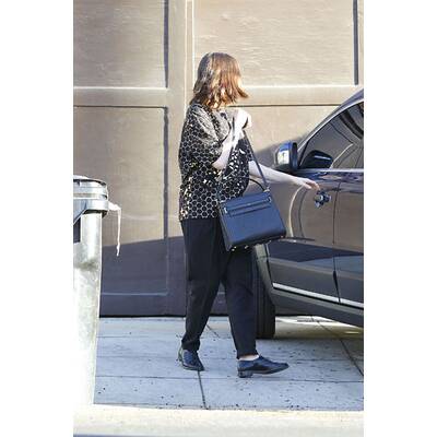 Anne Hathaway versteckt Babybauch