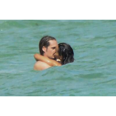 Zoe Saldana & Ehemann Marco Perego: Knutsch-Show in Mexiko