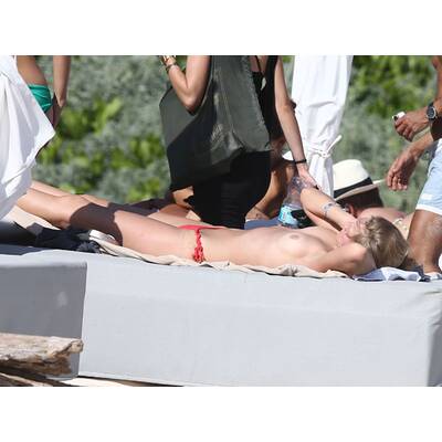 Toni Garrn sonnst sich oben ohne