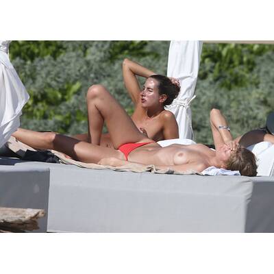 Toni Garrn sonnst sich oben ohne