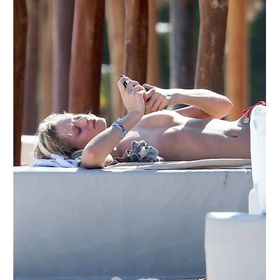 Toni Garrn sonnst sich oben ohne