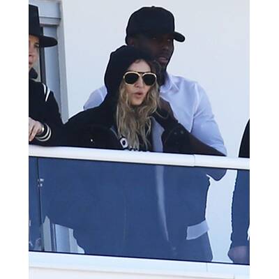 Madonnas Kids Mercy & David spielen am Strand