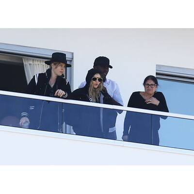 Madonnas Kids Mercy & David spielen am Strand