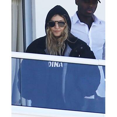 Madonnas Kids Mercy & David spielen am Strand