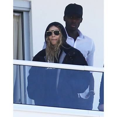 Madonnas Kids Mercy & David spielen am Strand