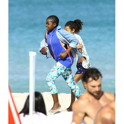 Madonnas Kids Mercy & David spielen am Strand