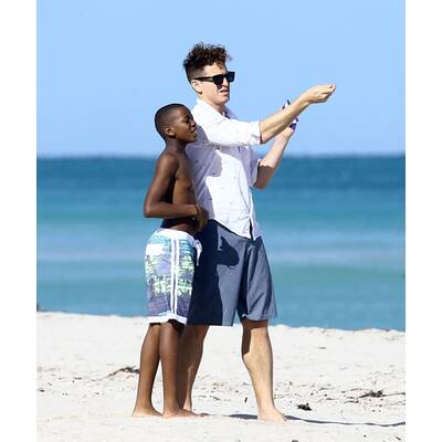 Madonnas Kids Mercy & David spielen am Strand