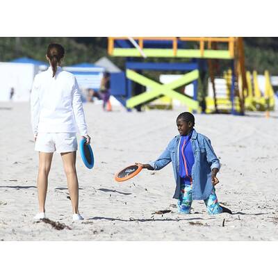 Madonnas Kids Mercy & David spielen am Strand