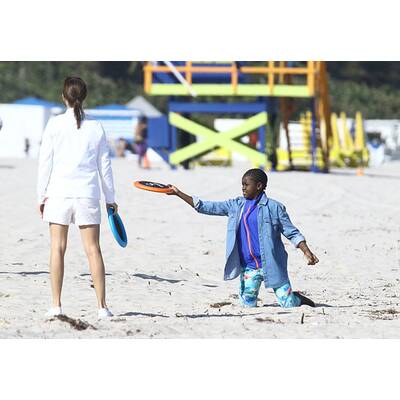 Madonnas Kids Mercy & David spielen am Strand