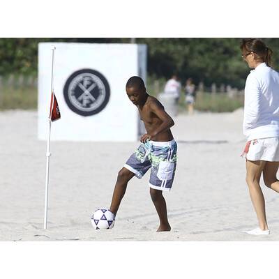 Madonnas Kids Mercy & David spielen am Strand