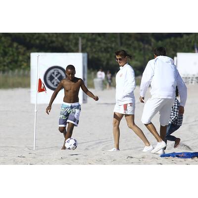 Madonnas Kids Mercy & David spielen am Strand
