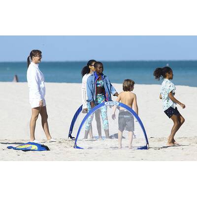 Madonnas Kids Mercy & David spielen am Strand