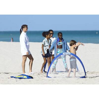 Madonnas Kids Mercy & David spielen am Strand