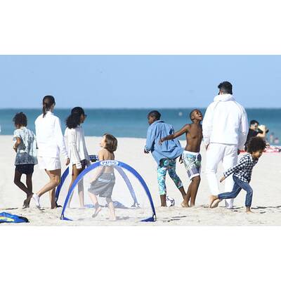 Madonnas Kids Mercy & David spielen am Strand