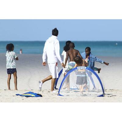 Madonnas Kids Mercy & David spielen am Strand