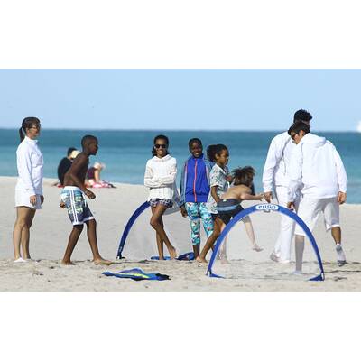 Madonnas Kids Mercy & David spielen am Strand