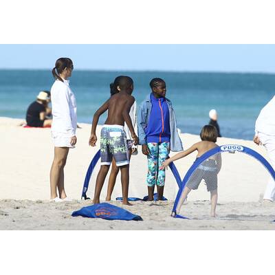 Madonnas Kids Mercy & David spielen am Strand