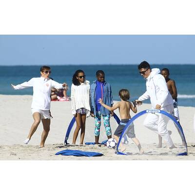 Madonnas Kids Mercy & David spielen am Strand