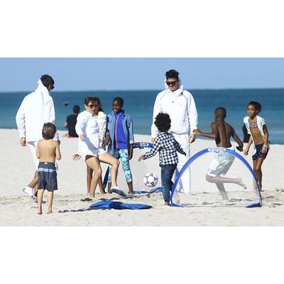 Madonnas Kids Mercy & David spielen am Strand