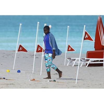 Madonnas Kids Mercy & David spielen am Strand