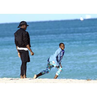 Madonnas Kids Mercy & David spielen am Strand