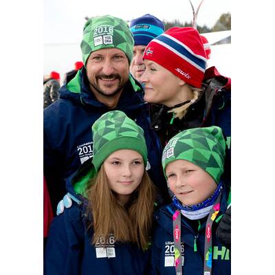 Norwegen-Royals vergnügen sich beim Skifahren in Lillehammer