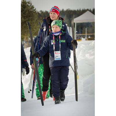 Norwegen-Royals vergnügen sich beim Skifahren in Lillehammer
