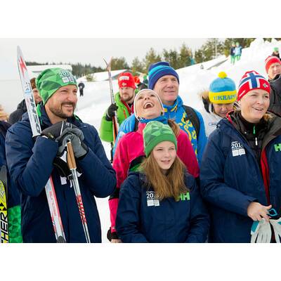 Norwegen-Royals vergnügen sich beim Skifahren in Lillehammer