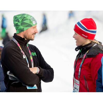 Norwegen-Royals vergnügen sich beim Skifahren in Lillehammer