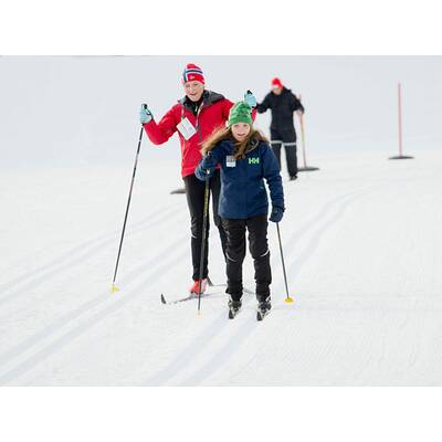 Norwegen-Royals vergnügen sich beim Skifahren in Lillehammer