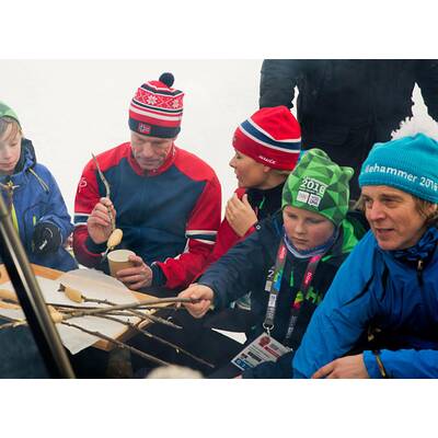 Norwegen-Royals vergnügen sich beim Skifahren in Lillehammer