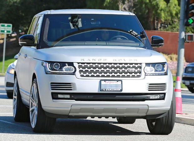 Kim Kardashian schaut beim Autofahren aufs Handy