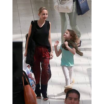 Nicole Richie shoppt mit Mini-Me-Tochter