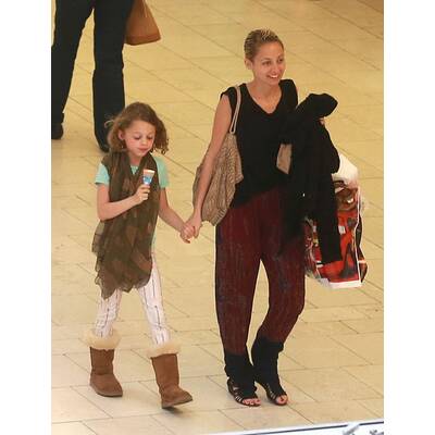 Nicole Richie shoppt mit Mini-Me-Tochter