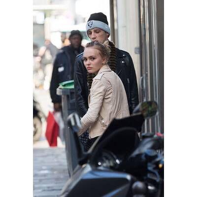 Lily Rose Depp spaziert mit Bad Boy-Freund