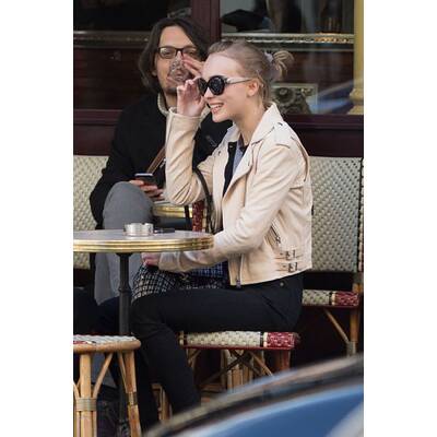 Lily Rose Depp spaziert mit Bad Boy-Freund