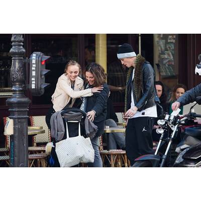 Lily Rose Depp spaziert mit Bad Boy-Freund