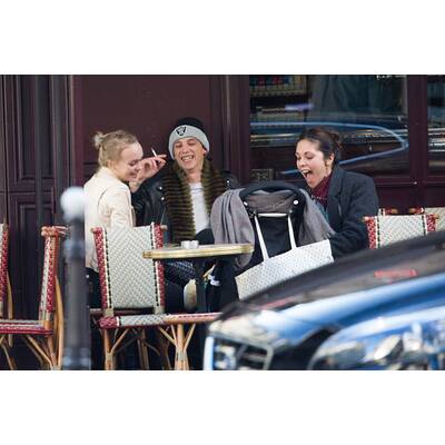Lily Rose Depp spaziert mit Bad Boy-Freund