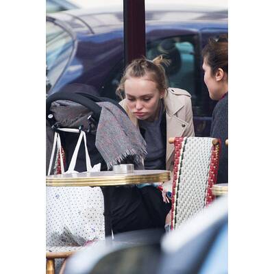 Lily Rose Depp spaziert mit Bad Boy-Freund