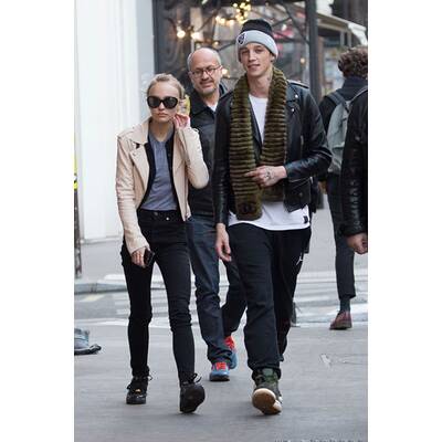 Lily Rose Depp spaziert mit Bad Boy-Freund